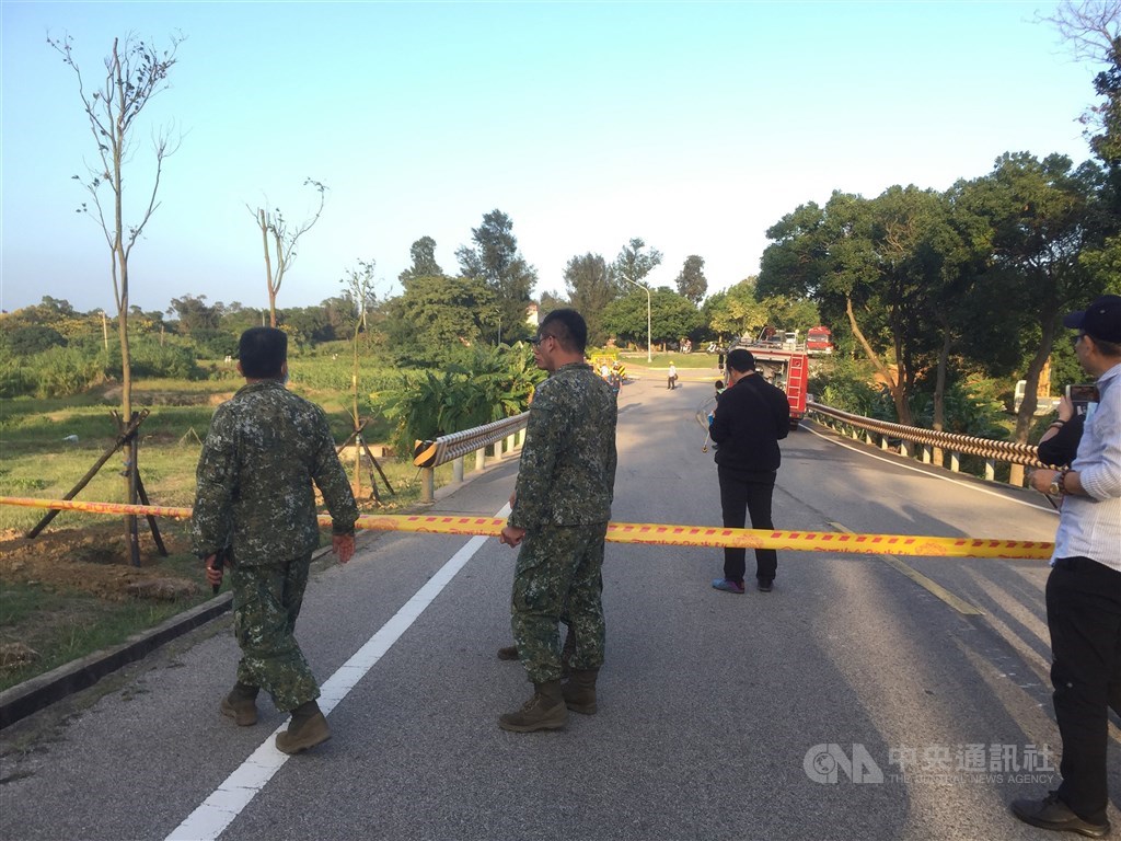 軍方表示,8日下午2時30分在小金門實施「聯合反登陸操演」,其中一輛戰車意外翻覆起火燃燒,車長救出時沒有生命跡象,送醫不治,駕駛脫困輕傷。中央社記者黃慧敏攝 109年10月8日