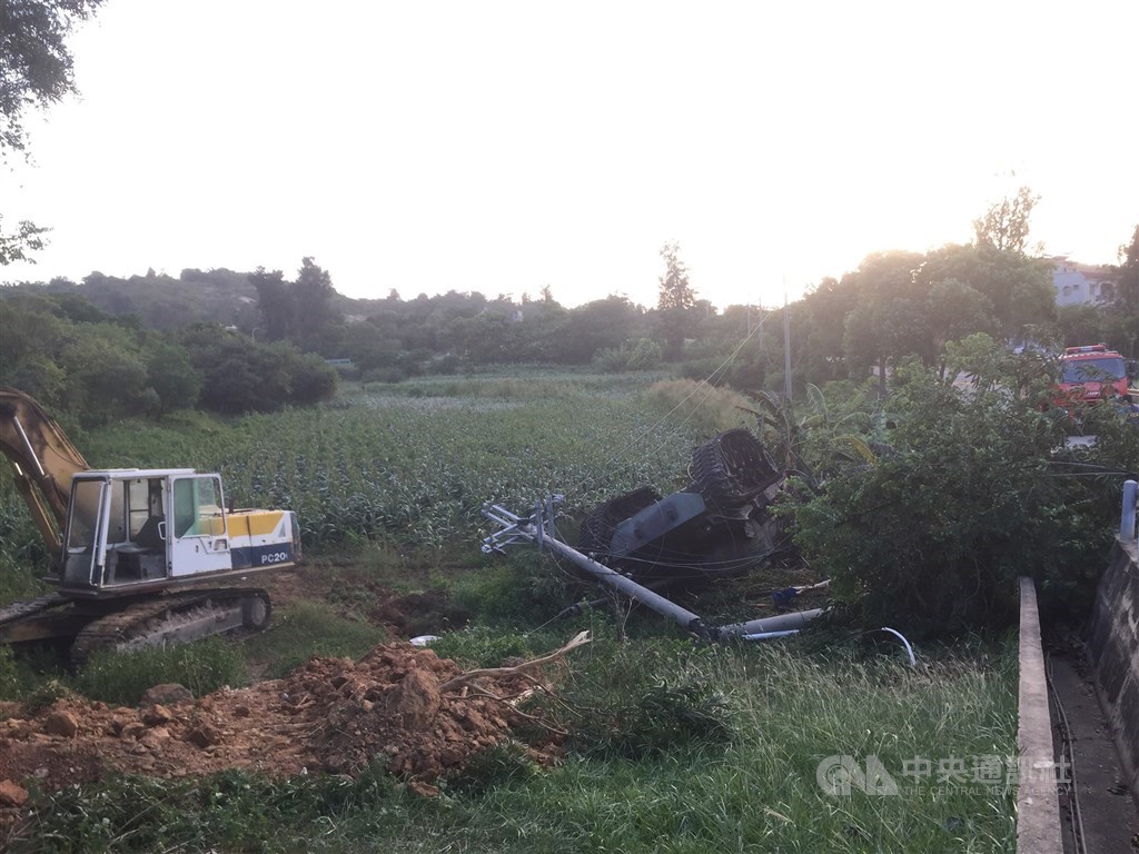 金門縣烈嶼鄉林邊村陸軍金門防衛指揮部烈嶼守備大隊戰車連8日實施「聯合反登陸操演」,過程中一輛戰車疑因車速過快,意外撞上電線桿導致翻覆,兩名國軍弟兄1死1傷,確切事發經過仍待釐清。中央社記者黃慧敏攝 109年10月8日