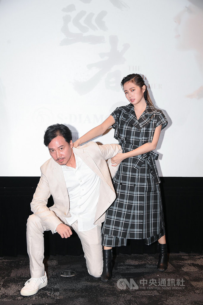 偶像劇「天巡者」講述鬼王鍾馗降妖除魔、化解塵念的故事,飾演七星劍的簡廷芮(右)需要協助鍾馗收服惡鬼,與大反派尹昭德(左)有許多對手戲。(三立電視提供)中央社記者葉冠吟傳真 109年10月8日