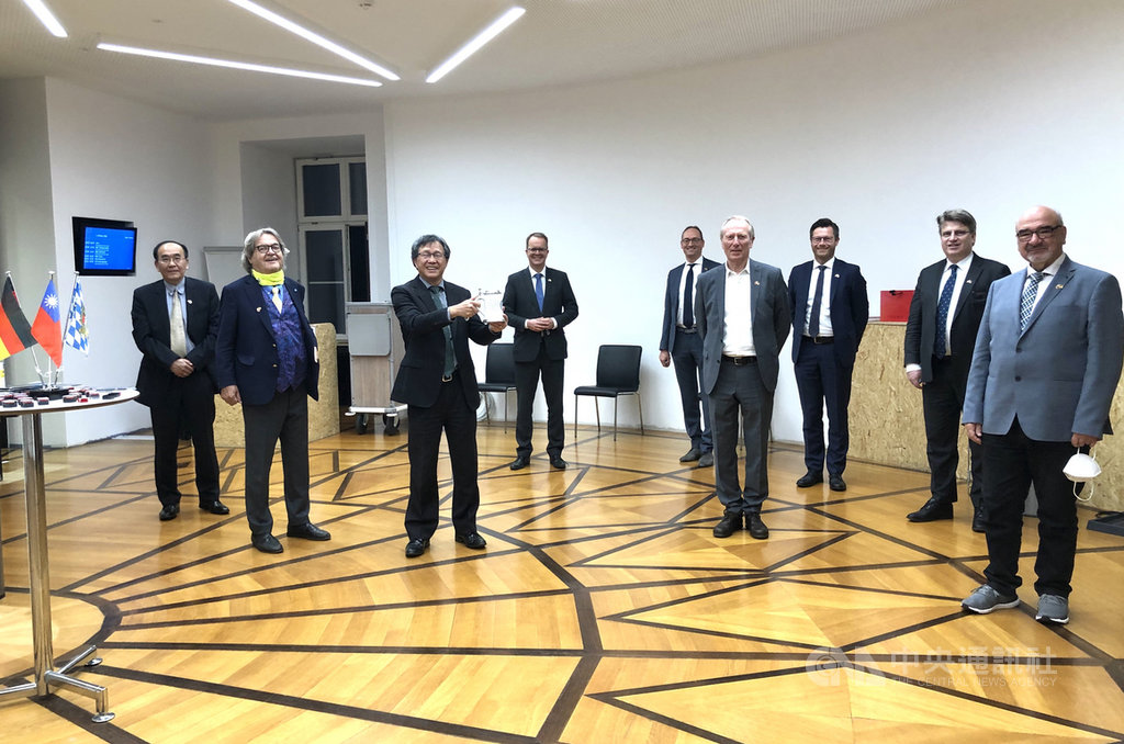 德國巴伐利亞邦議會8日成立友台小組,成員來自朝野各黨派,駐德代表謝志偉(左3)應邀到場致詞。(駐慕尼黑辦事處提供)中央社記者林育立柏林傳真 109年10月9日