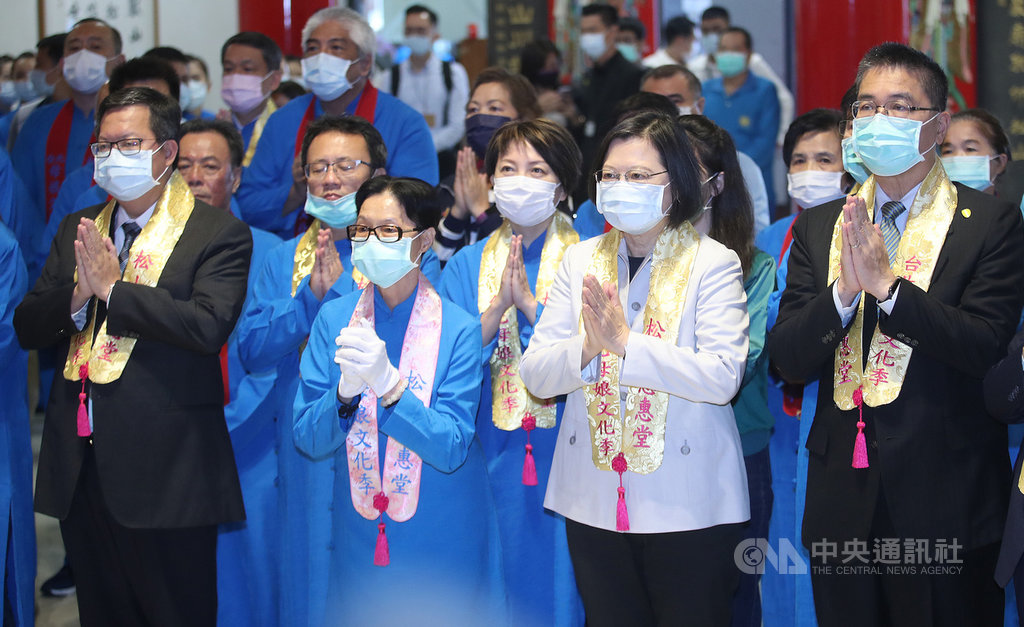 總統蔡英文（前右2）9日上午在內政部長徐國勇（前右）、桃園市長鄭文燦（前左）等人陪同下到松山慈惠堂參拜。中央社記者張新偉攝  109年10月9日