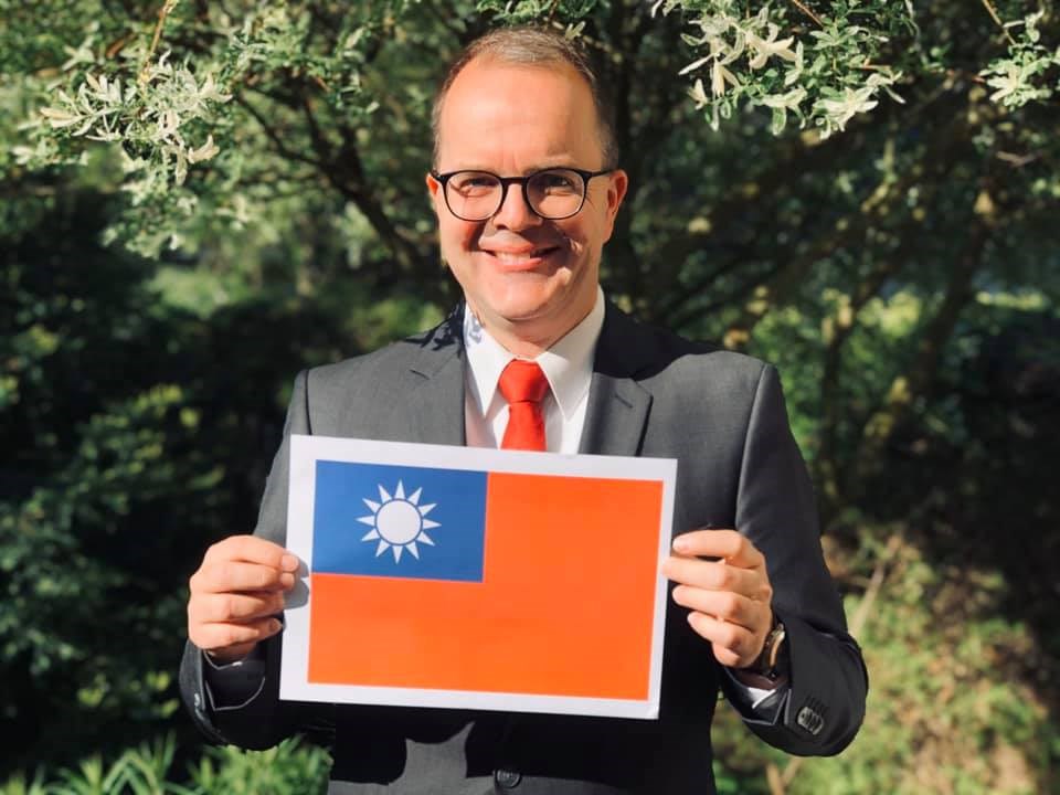 德國巴伐利亞邦議會8日成立友台小組,成員來自朝野各黨派,未來將全力推動對台關係。圖為邦議會副議長林德斯巴哈祝賀蔡總統就職。(圖取自facebook.com/markus.rinderspacher)