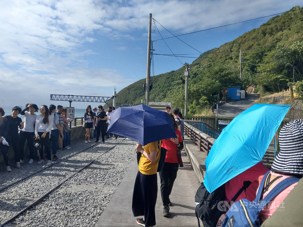 多良車站海風大釀 傘害 遊客雨傘吹落鐵軌恐影響安全 地方 中央社cna