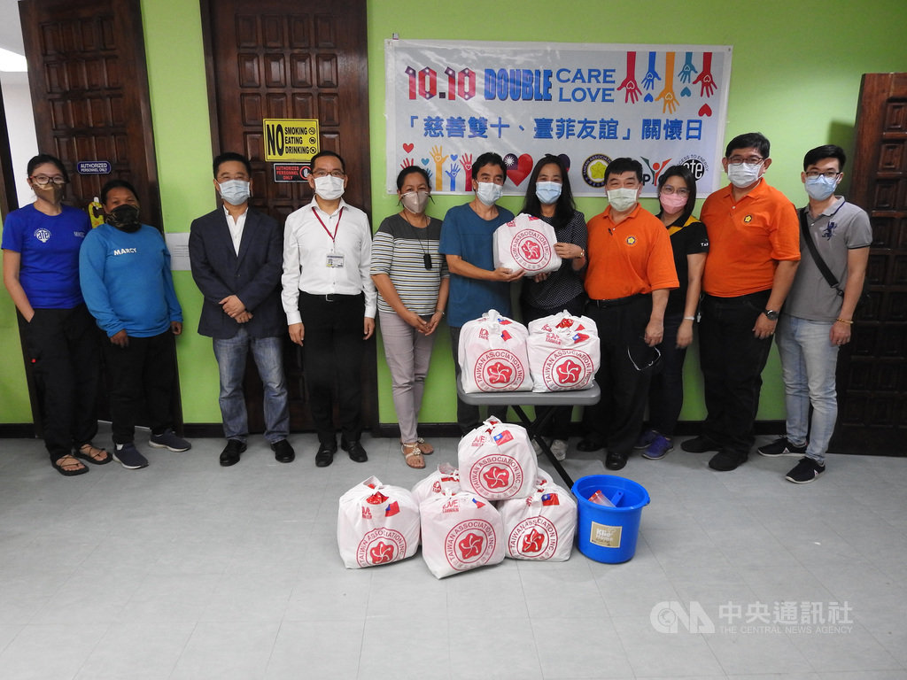 中華民國駐菲律賓代表處僑務組長尤正才(左4)、菲律賓台商總會總會長黃雅惠(右5)等人9日參與「慈善雙十、台菲友誼」關懷日活動,前往非政府組織ATE Co辦公室捐贈物資。中央社記者陳妍君馬尼拉攝 109年10月10日