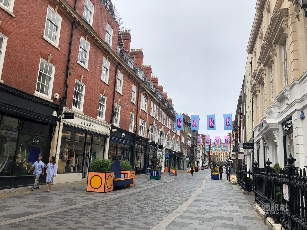 英國政府預計9日將宣布新的就業補助計畫，將援助因疫情被迫暫停營運的企業繼續給付員工薪資，而不立刻裁員。圖為8月英國百貨公司陸續恢復營業，但往日購物人潮不再。（中央社檔案照片）