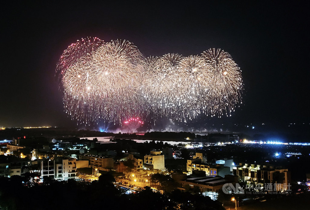 2020國慶焰火10日晚間在台南市安平區漁光島施放,今年國慶焰火長達33分鐘,共施放2萬7000多發焰火,璀璨焰火照亮台南夜空。中央社記者董俊志攝 109年10月10日
