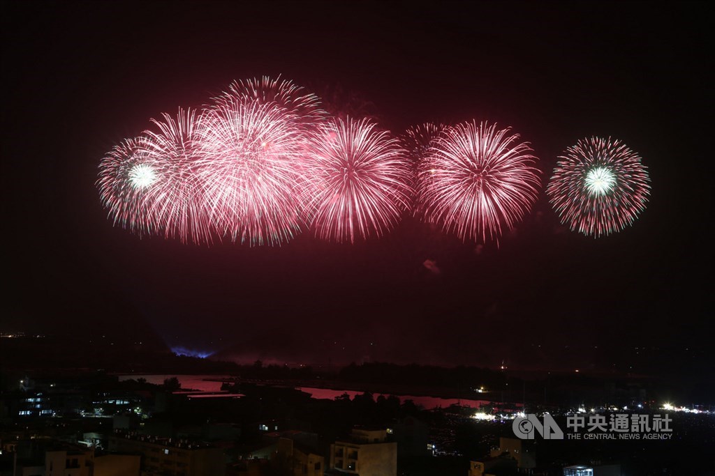 2020國慶焰火在台南,10日晚間在安平漁光島登場,施放時間長達33分鐘,為民眾帶來視覺和聽覺震撼,吸引超過42萬人次到場觀賞。中央社記者董俊志攝 109年10月10日