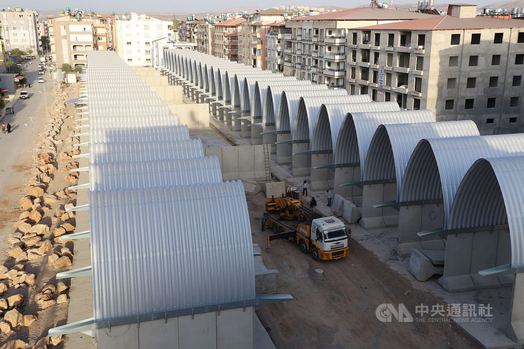 土耳其、敘利亞邊界台灣-雷伊漢勒世界公民中心建築主體完工,9日揭幕。圖為8日自高處鳥瞰建築主體已完工的台灣中心。中央社記者何宏儒雷伊漢勒攝 109年10月10日