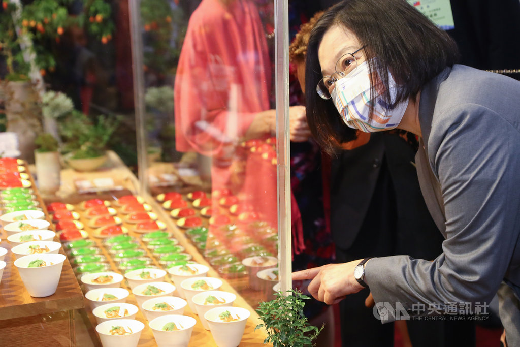 中華民國109年國慶酒會10日晚間在台北賓館登場，總統蔡英文出席，帶領與會外賓等人一同隔著透明隔板，參觀現場陳列的台灣特色美食。中央社記者王騰毅攝　109年10月10日