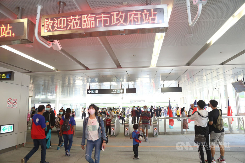 台中市政府10日舉辦台中捷運綠線「開箱」快閃活動,開放市政府站讓民眾搶先參觀車站內設施與車廂。中央社記者蘇木春攝 109年10月10日