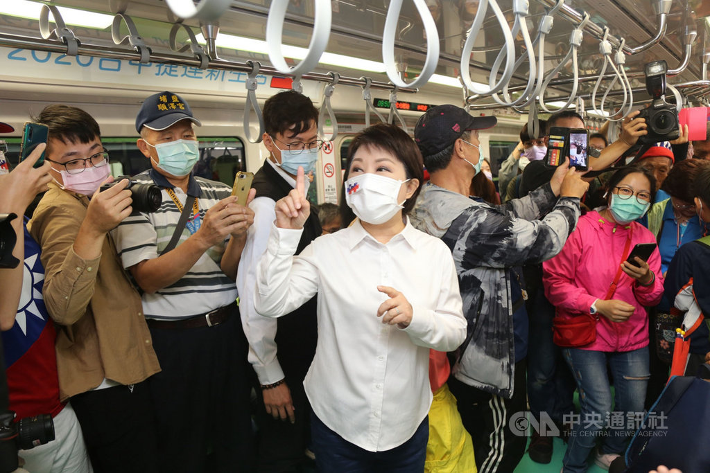 台中市政府10日在台中捷運綠線市政府站舉辦「開箱」快閃活動,市長盧秀燕(前)到場關心,在車廂內與參觀民眾互動。中央社記者蘇木春攝 109年10月10日