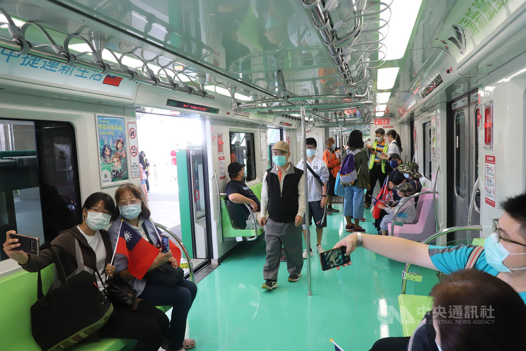 台中市政府10日在台中捷運綠線市政府站舉辦「開箱」快閃活動,吸引約1.6萬人次參觀,民眾直呼非常期待通車。中央社記者蘇木春攝 109年10月10日