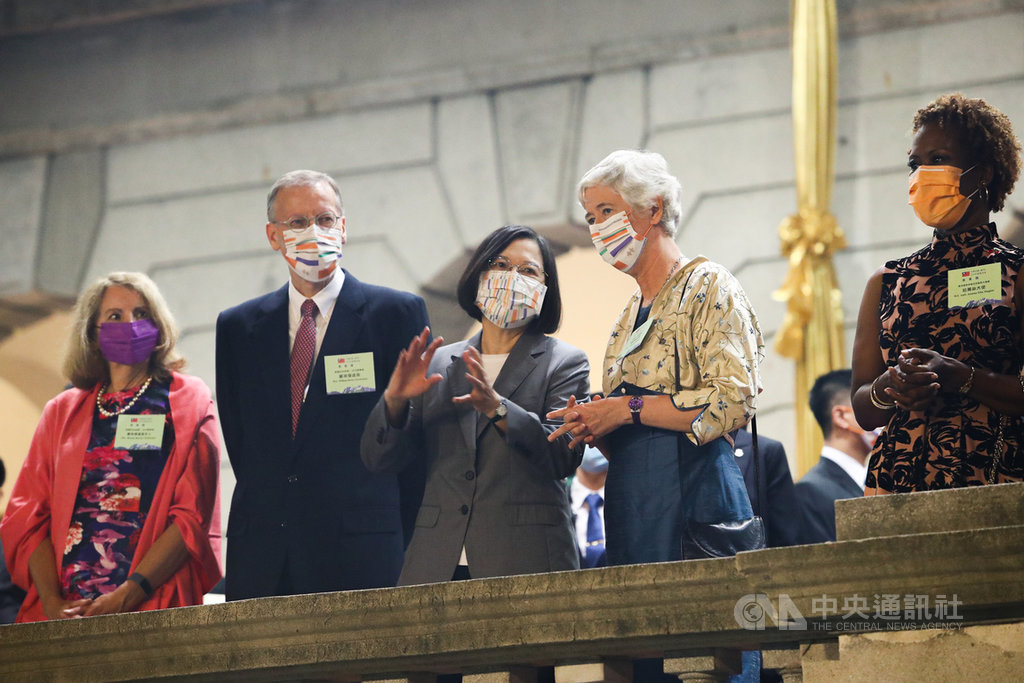 總統蔡英文（中）10日晚間與聖克里斯多福及尼維斯駐台大使哈菁絲（Jasmine Elise Huggins）（右）、英國在台辦事處代表唐凱琳（Catherine Nettleton）（右2）、美國在台協會處長酈英傑（左2）及其夫人布蘭達（左）一起欣賞109年國慶酒會現場表演，蔡總統並親自向外賓介紹解說。中央社記者王騰毅攝　109年10月10日