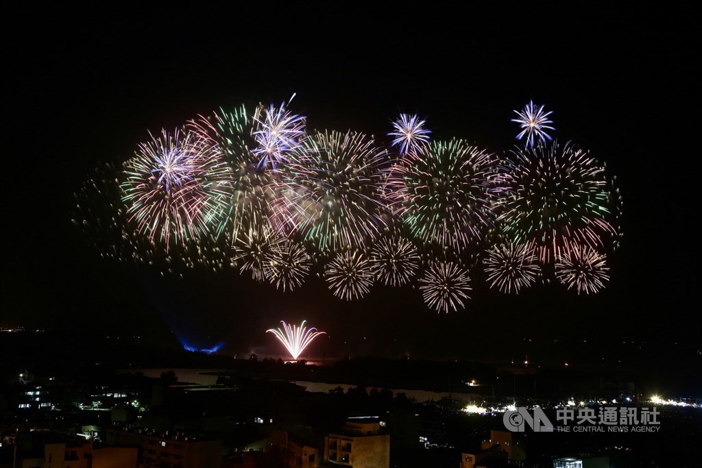 長達33分鐘的2020國慶焰火10日晚間在台南安平漁光島盛大登場,黑色夜空被燦爛焰火妝點得繽紛多彩,搭配樂音流淌,帶給民眾一場豐富的視聽饗宴。中央社記者董俊志攝 109年10月10日