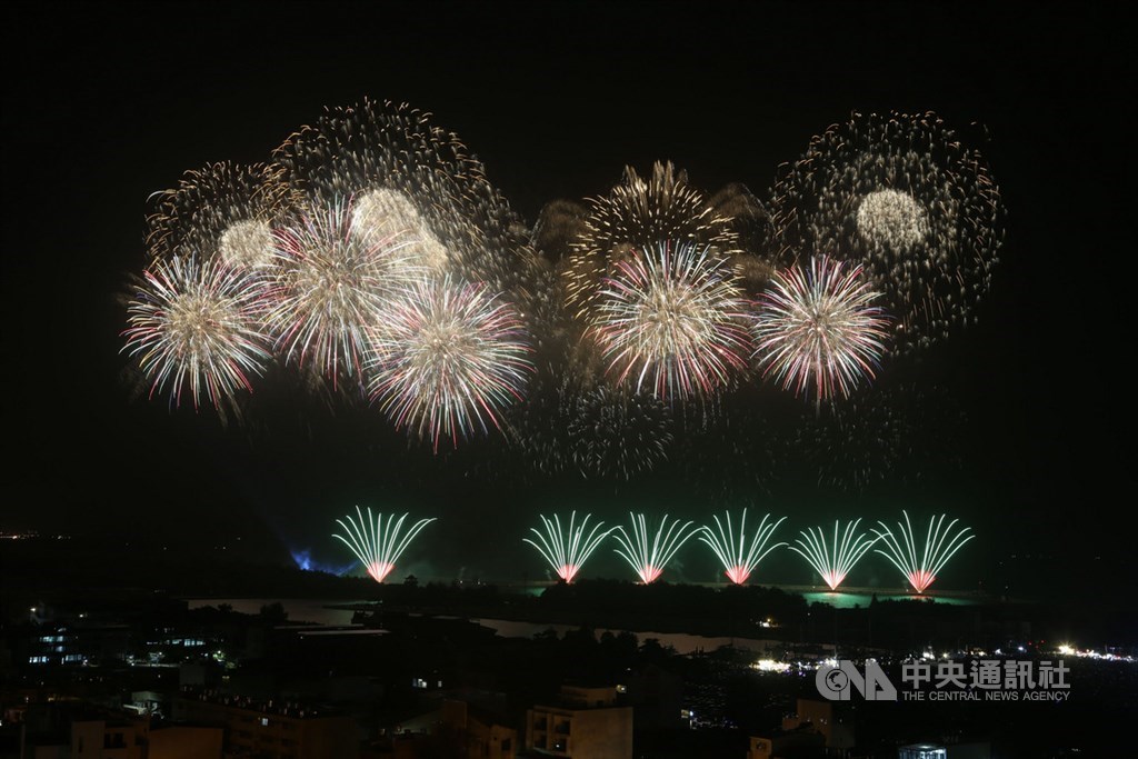 2020國慶焰火10日晚間在台南盛大登場,今年共施放2萬7000多發焰火,時間長達33分鐘,爆炸聲響徹雲霄、夜空中布滿亮光,讓遊客不斷驚呼。中央社記者董俊志攝 109年10月10日