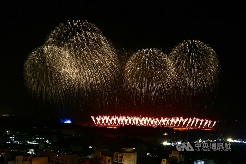 2020國慶焰火10日晚間在台南璀璨施放,今年共分為5段落,分別是「回眸大員」、「古都府城」、「抗疫英雄」、「國防自主」及「團結台灣、民主勝利」,並搭配音樂組曲,成為一場繽紛多彩的視聽饗宴。中央社記者董俊志攝 109年10月10日