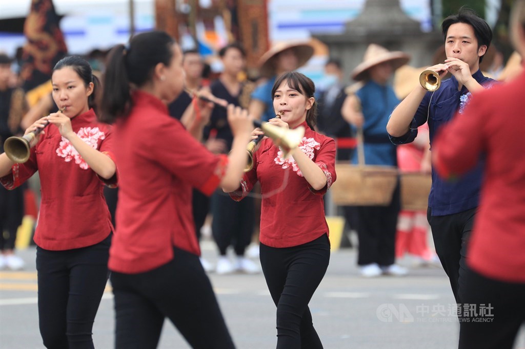 109年國慶大會10日登場，苗栗陳家班北管八音團及榮興客家採茶劇團以「八音慶雙十，台灣向前行」揭開序幕，呈現客家八音與戲曲之美。中央社記者吳家昇攝　109年10月10日