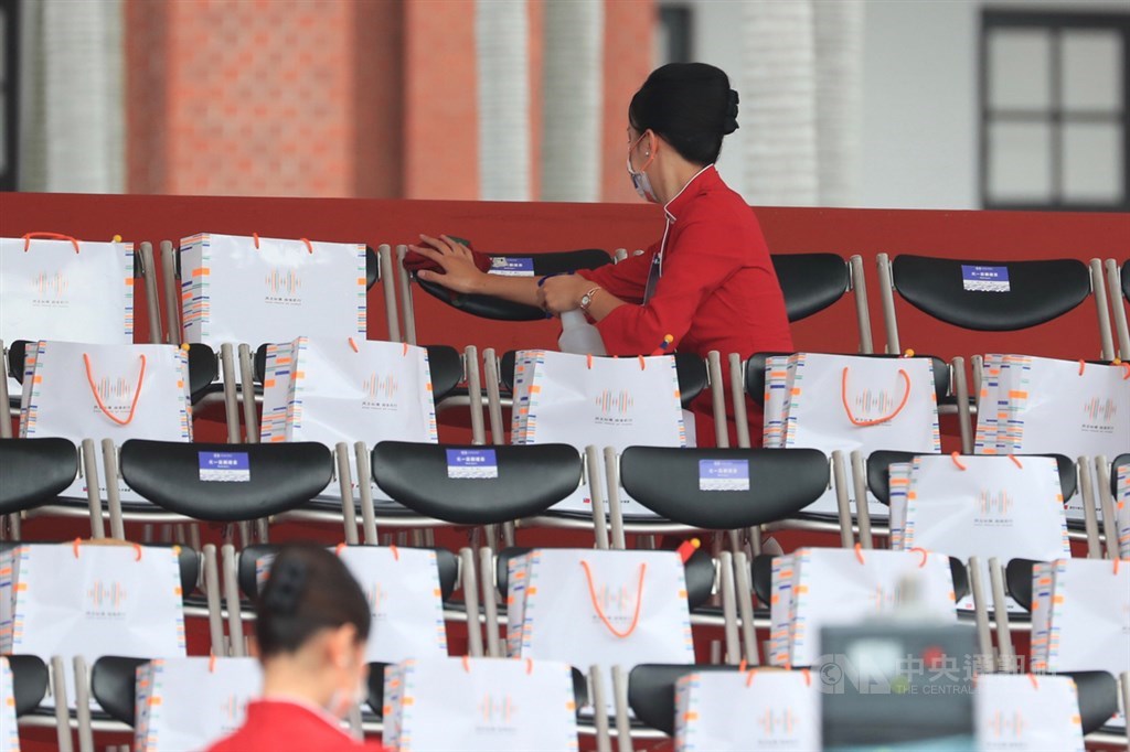 109年國慶大會10日登場，因應2019冠狀病毒疾病（COVID-19，武漢肺炎），現場防疫措施不鬆懈，入場除需戴口罩外，禮賓接待人員也以噴霧清潔座椅。中央社記者吳家昇攝　109年10月10日