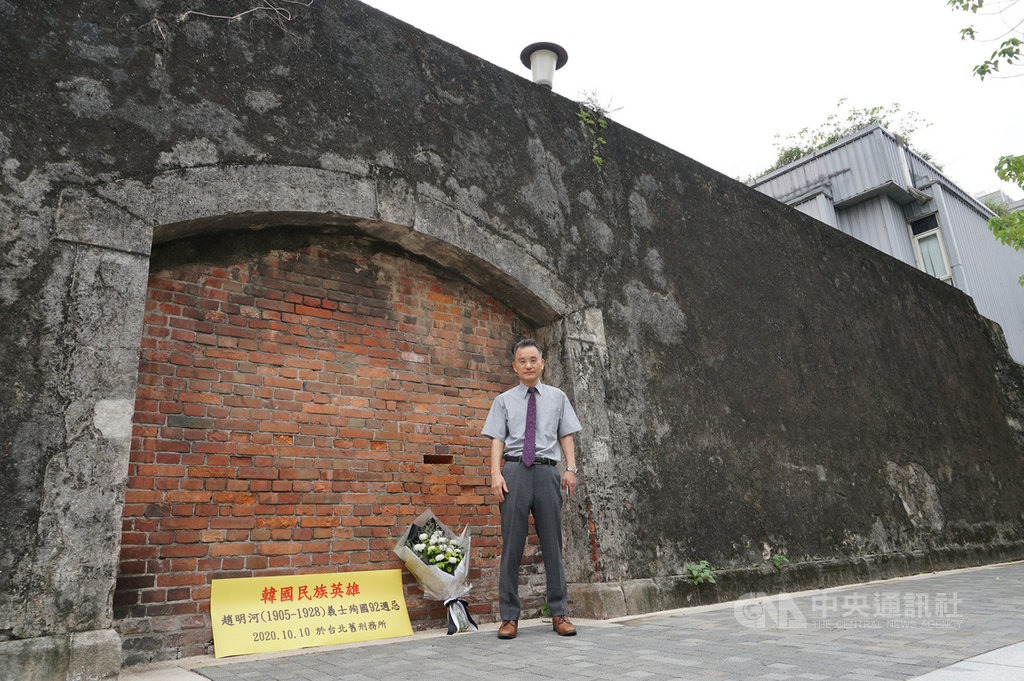 適逢韓國反抗殖民運動家趙明河92週年忌日,修平科技大學副教授金尚浩(圖)10日與妻子特別前往台北監獄圍牆遺址憑弔趙明河,並送上鮮花。中央社記者劉建邦攝 109年10月10日