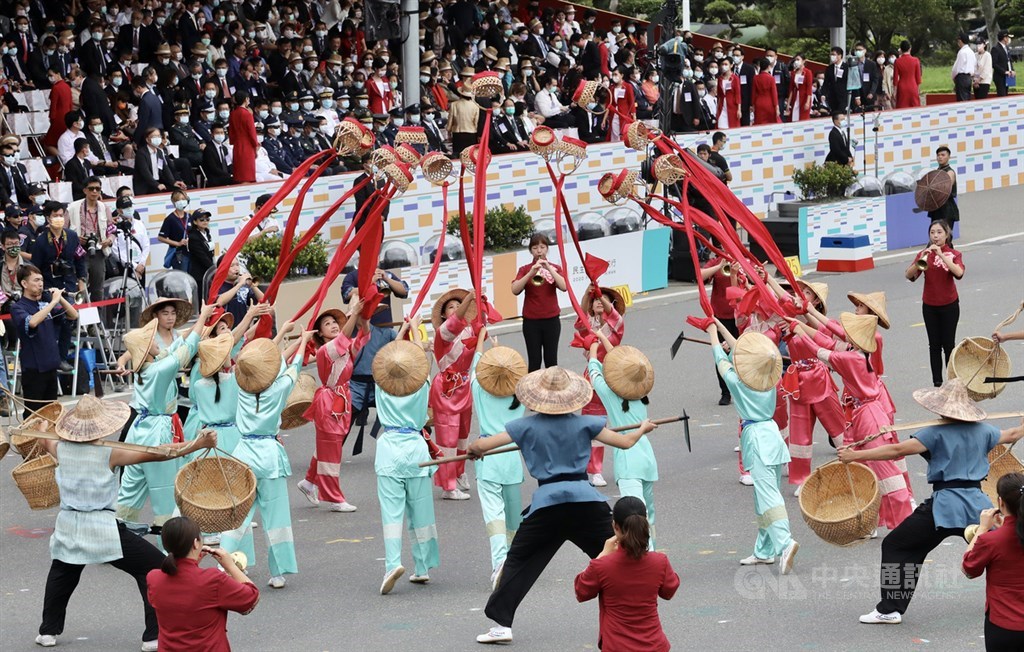 109年國慶大會10日登場，開場表演由苗栗陳家班北管八音團及榮興客家採茶劇團聯手演出，以「八音慶雙十，台灣向前行」揭開序幕，展現台灣多元文化。中央社記者張皓安攝　109年10月10日