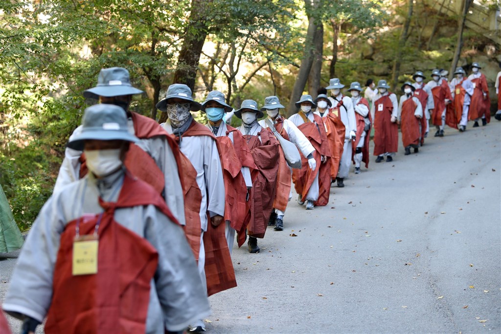 韓國大邱東和寺約90名僧侶與追隨者7日配戴口罩，開始了全程500公里的朝聖之旅。（韓聯社）