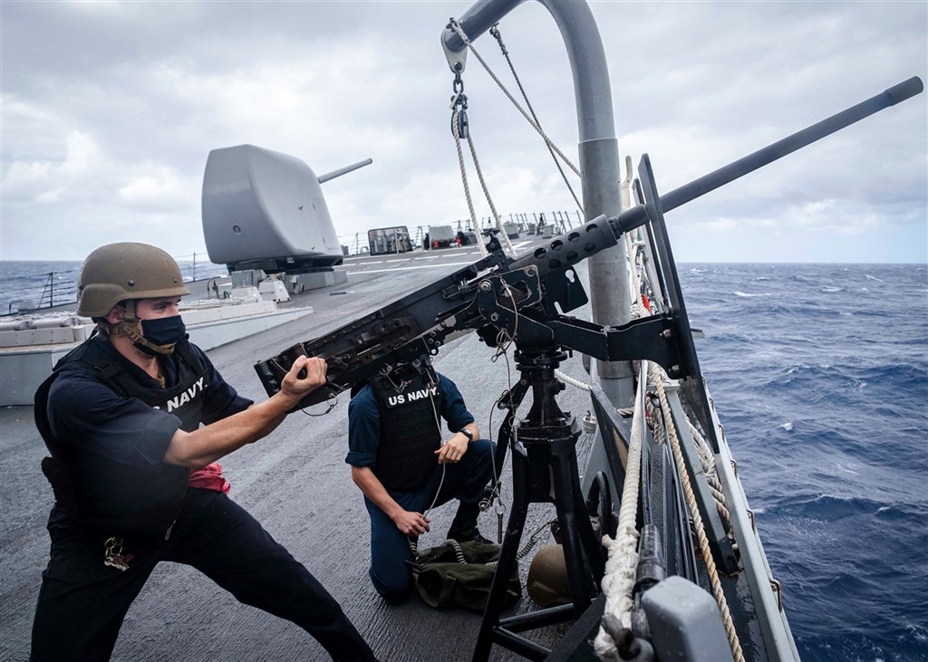共軍南部戰區9日晚間發文指控美國海軍飛彈驅逐艦馬侃號闖入中國西沙「領海」。美軍第七艦隊則發布,馬侃號當天曾在艦上進行防衛演習。(圖取自facebook.com/7thfleet)