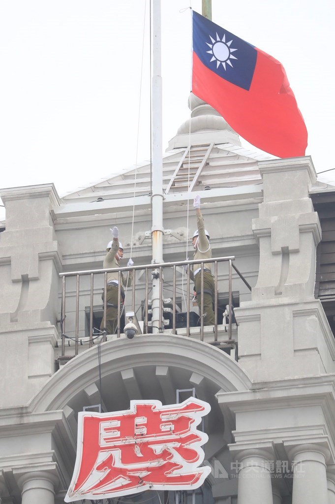 109年國慶大會10日上午在總統府前廣場登場，清晨6時30分總統府進行升旗儀式。中央社記者吳家昇攝　109年10月10日