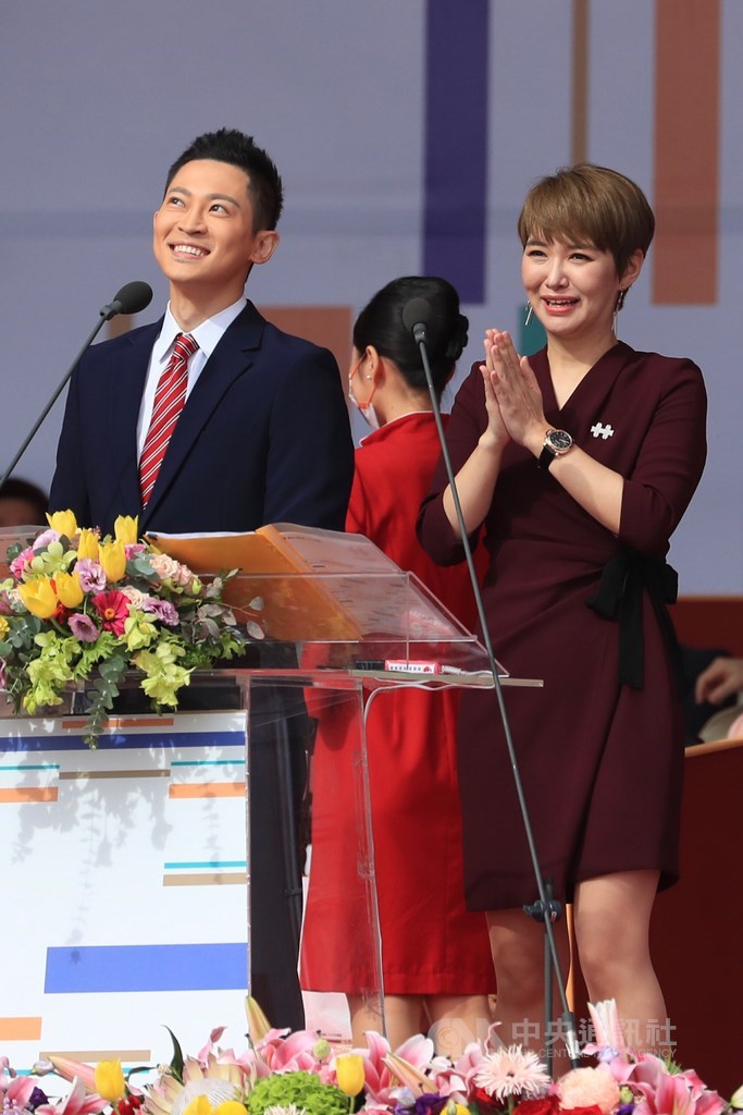109年國慶大會10日登場，今年國慶大典延續往例，除了台裔的主持人外，另一位主持人為新住民，是來自韓國、行政院人事行政總處韓語講師魯水晶（右），左為主持人王顯瑜。中央社記者吳家昇攝　109年10月10日