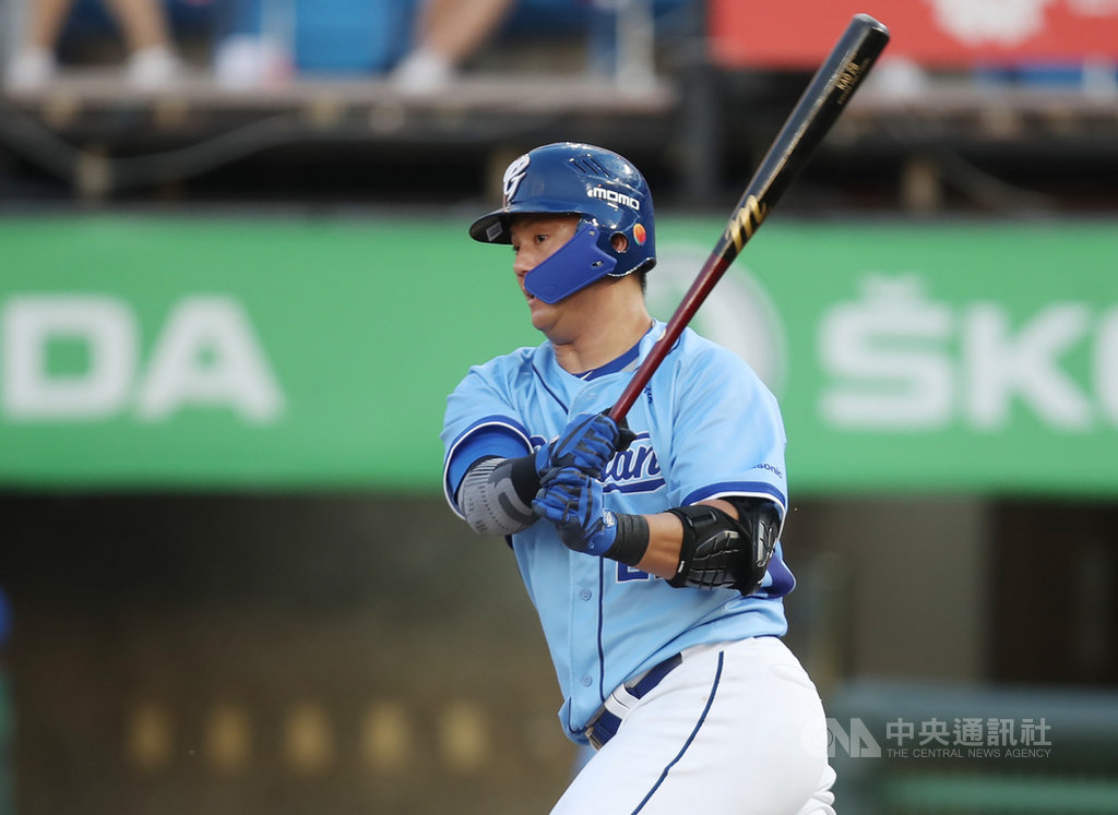 中職富邦悍將隊野手高國輝賽前10月僅敲2安,11日單場4安4打點、敲出本季第25轟,他表示這段期間回想如何找好手感的方式,下半季戰績關鍵期,他也以馬拉松比喻,堅持到最後就能拿勝。中央社記者張新偉攝 109年10月11日