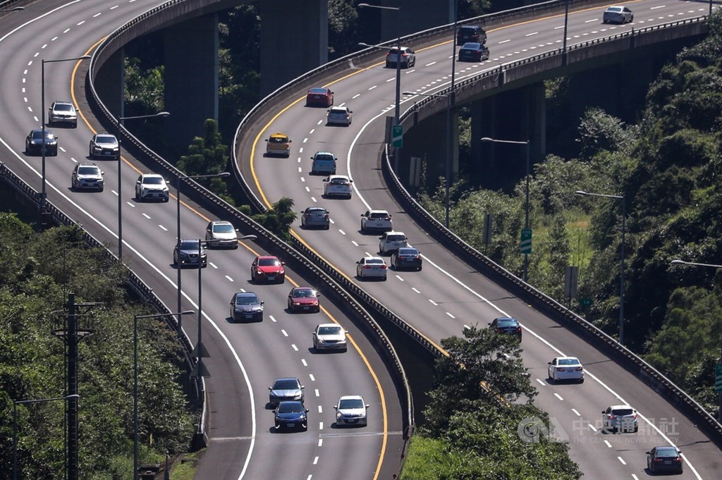 高公局預估11日國1北向新竹系統-竹北等9大路段恐車多壅塞，提醒用路人儘量於早上出發。圖為國道5號雙向車流。（中央社檔案照片）