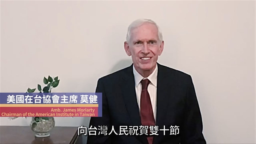 駐美代表處10日發布慶祝雙十國慶影片,影片集結多位美國政要對台灣的祝賀訊息。美國在台協會(AIT)主席莫健(圖)在影片中表示,2020年見證美台關係的韌性與深度,美方將持續推動雙邊關係並協助台灣提升國防。(圖為代表處慶雙十影片截圖)中央社記者徐薇婷華盛頓傳真 109年10月10日