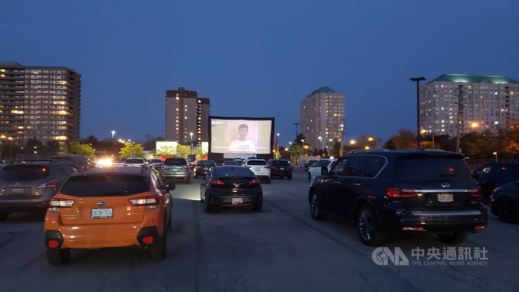第2屆多倫多台灣影展因疫情改變型態,破天荒以汽車電影院方式,在9日至11日推出6部精選台灣佳片,汽車也必須按「梅花座」排列。中央社記者胡玉立多倫多攝 109年10月11日
