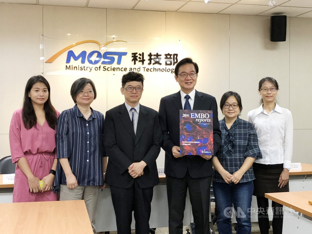 科技部12日舉行研究成果記者會,科技部政務次長謝達斌(左3)、陽明大學生化暨分生所講座教授陳鴻震(右3)、博士范嘉榕(右1)、教授游麗如(左2)、副教授王琬菁(右2)、助理褚璟彤(左1)等,與外界說明早衰症致病關鍵。中央社記者蘇思云攝 109年10月12日