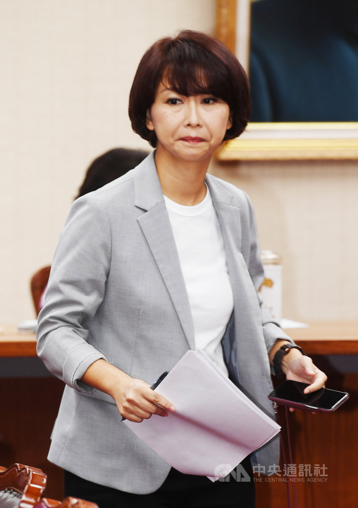 民進黨「正國會」立委提出「邁向國家正常化」修憲提案;民進黨立委陳亭妃(圖)12日指出,連署人數達58位立委,顯示「正常國家、務實修憲、台灣優先」的理念不只有厚實民意基礎,在立法院也有高度期待。中央社記者施宗暉攝 109年10月12日