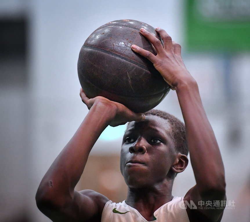 Hbl聯合國 松山隊史首名黑人球員素人阿布拉挑戰不可能 運動 中央社cna