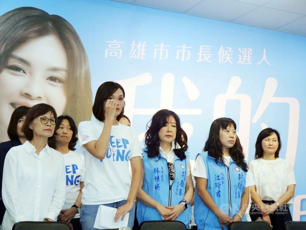 國民黨高雄市議員李眉蓁(前左2)於市長補選期間爆發碩士論文抄襲,中山大學12日發文及公告撤銷李眉蓁碩士學位及註銷學位證書。圖為李眉蓁7月23日舉行記者會發表道歉聲明。(中央社檔案照片)