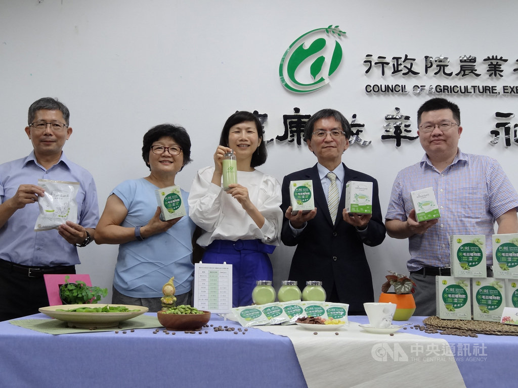 高雄區農改場與廠商攜手,透過真空乾燥技術將毛豆格外品變成喝的新綠金,沖飲一包毛豆粉與吃一包毛豆營養相當且更好吸收,5年產值達新台幣1億元,看好歐美日外銷商機。中央社記者楊淑閔攝 109年10月13日
