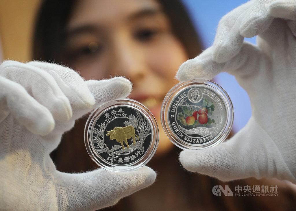 台灣銀行13日宣布發行「辛丑牛年彩色鍍金精鑄銀幣」,限量5萬枚,主題圖案為「金牛迎春」,取「牛」諧音意涵「扭轉乾坤新氣象」,期望牛年平安喜樂、好運興旺。中央社記者裴禛攝 109年10月13日