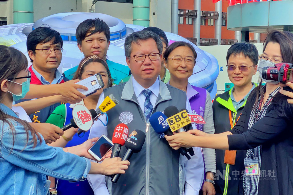 公平會副主委彭紹瑾表態將投入2022年桃園市長選舉,桃園市長鄭文燦(中)13日受訪指出,彭紹瑾有告知做了這個決定,民進黨初選機制尚未啟動,不過,相信黨會做一個有智慧的安排,讓最強、最好的候選人可以產生。中央社記者吳睿騏桃園攝 109年10月13日