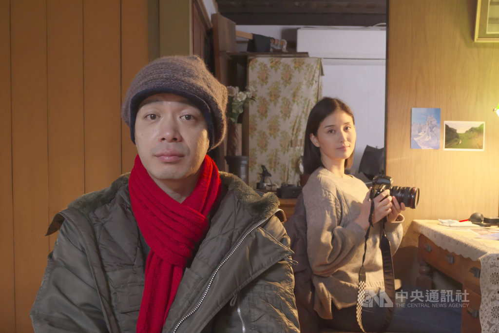 日本男星峯田和伸(左)在台日合作電影「戀愛好好說」中,飾演一名不解風情的上班族,女星橋本愛實(右)則飾演他的青梅竹馬攝影師。(海鵬影業提供)中央社記者葉冠吟傳真 109年10月13日