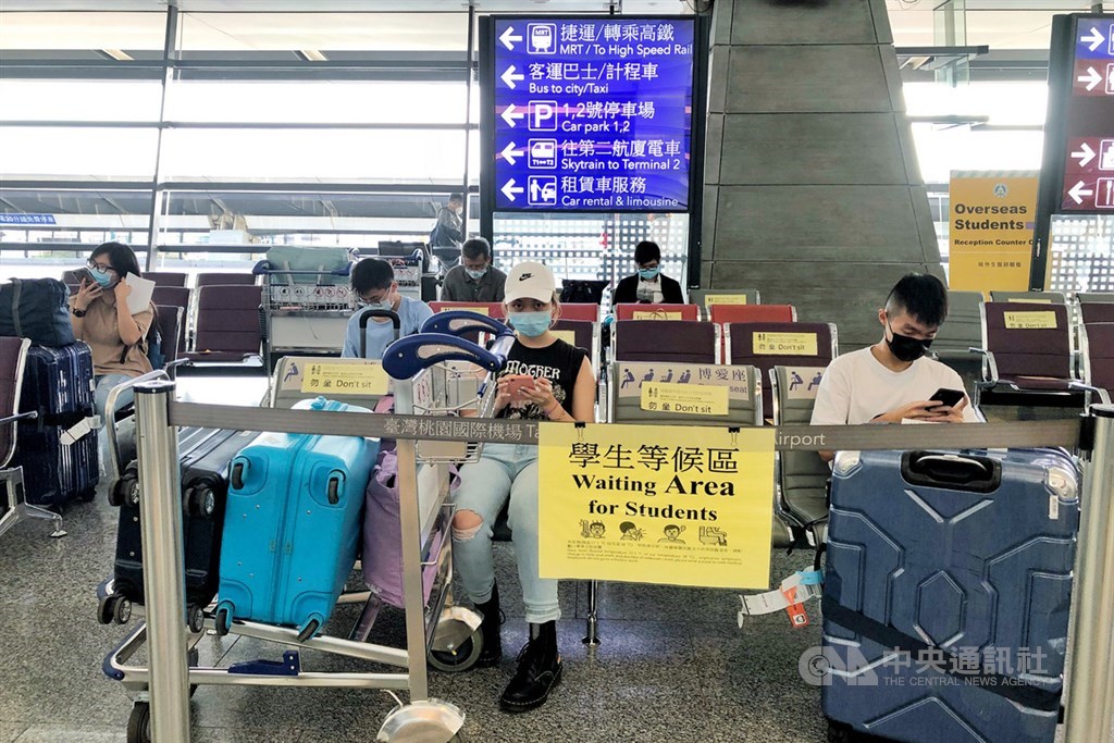 教育部13日表示,受疫情影響,預估約3000名境外生放棄來台就學,如以每人每年新台幣11萬元學費估算,約損失3億學費收入。圖為桃園國際機場境外生報到等候區。(中央社檔案照片)