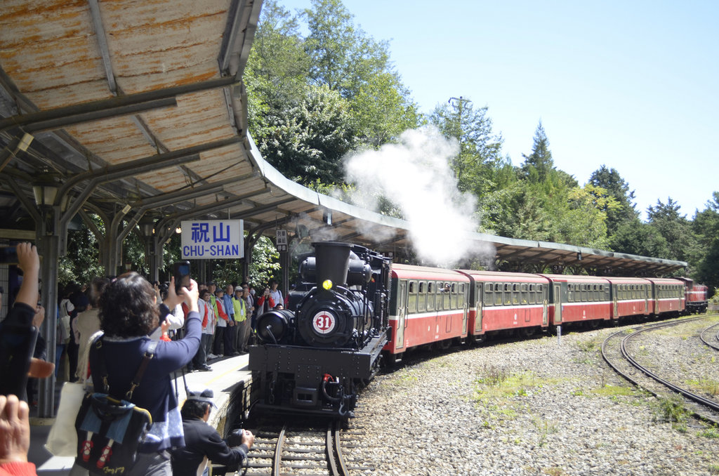 紀念祝山車站陪伴遊客34年,阿里山林鐵及文資處13日舉辦活動,啟動百年蒸汽火車SL-31向祝山站致敬,完成改建前最後的鐵道巡禮。中央社記者蔡智明攝 109年10月13日