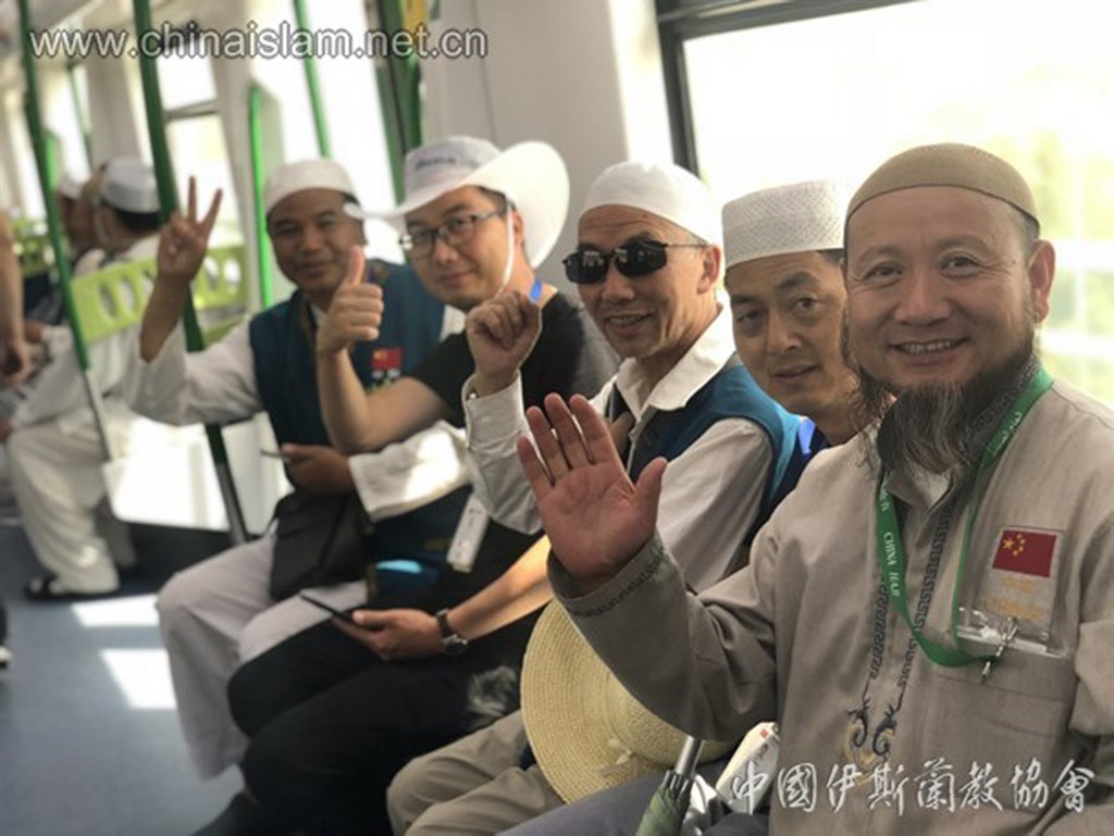 根據中共中央統戰部12日施行的規定,除了中國伊斯蘭教協會外,其他人不得組織朝覲活動。圖為中國伊斯蘭教協會2018年8月組織朝覲團前往麥加,該協會網站上稱朝覲人員因乘「祖國製造」的輕軌感到自豪。(圖取自中國伊斯蘭教協會網頁chinaislam.net.cn)
