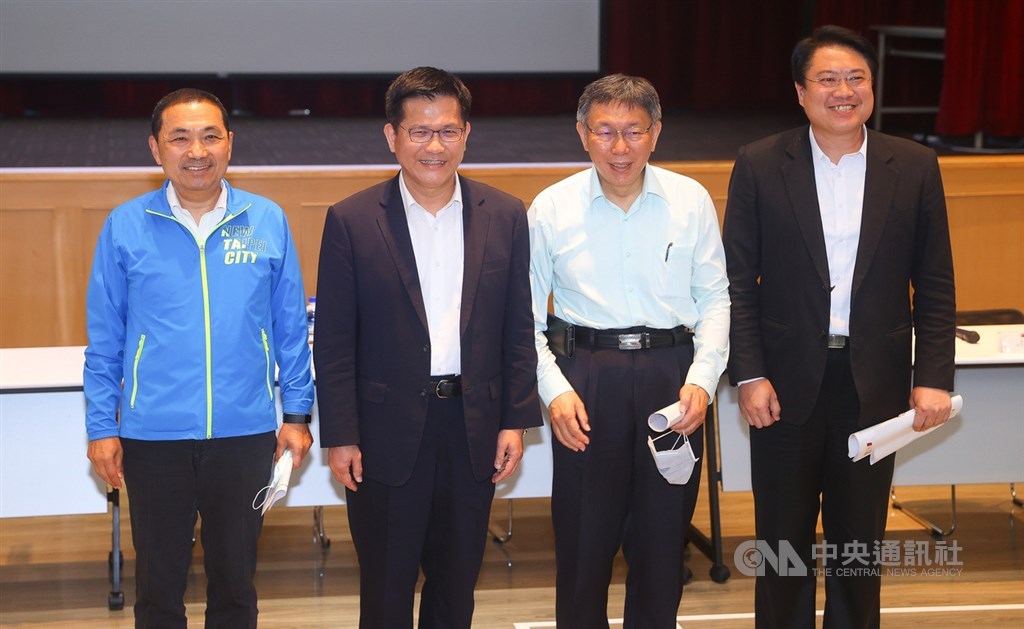 「北北基軌道路網政策溝通平台」13日下午舉行起始會議,交通部長林佳龍(左2)、台北市長柯文哲(右2)、新北市長侯友宜(左)、基隆市長林右昌(右)出席會後記者會。中央社記者謝佳璋攝 109年10月13日