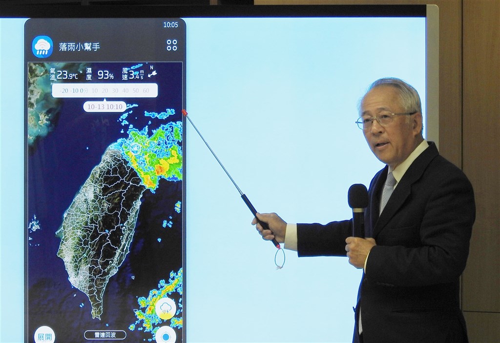 科技部於13日舉行記者會,國家災害防救科技中心主任陳宏宇表示,民眾使用落雨小幫手APP,就可以看到所在位置大約半徑10公里範圍之內,過去20分鐘到未來1小時的降雨趨勢。(科技部提供)中央社記者蘇思云傳真 109年10月13日
