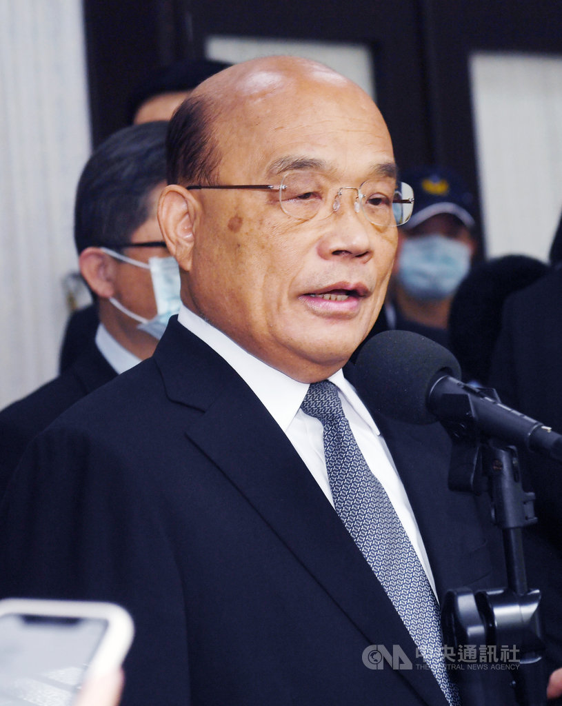 行政院長蘇貞昌(圖)13日再度受邀到立法院進行施政報告,並備質詢,但遭國民黨立委杯葛,無法上台;蘇貞昌會前被媒體問到恐遭杯葛議題時指出,如果不讓他上台,這不但是出爾反爾,也等於阻斷國人知的權利。中央社記者施宗暉攝 109年10月13日