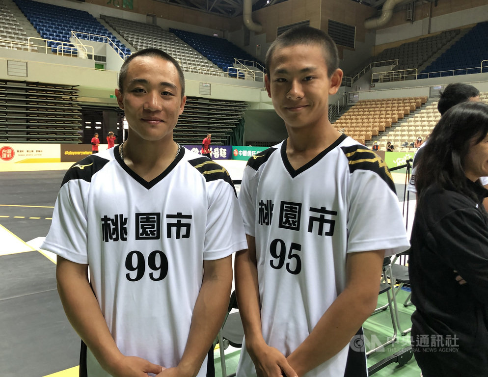 109年全國5人制棒球錦標賽13日在新北市開打,桃園市隊陣中球員戴昱峰(右)、王羽飛(左)談起5人制賽事與一般棒球賽差異,點出守備彈跳問題。中央社記者謝靜雯攝 109年10月13日
