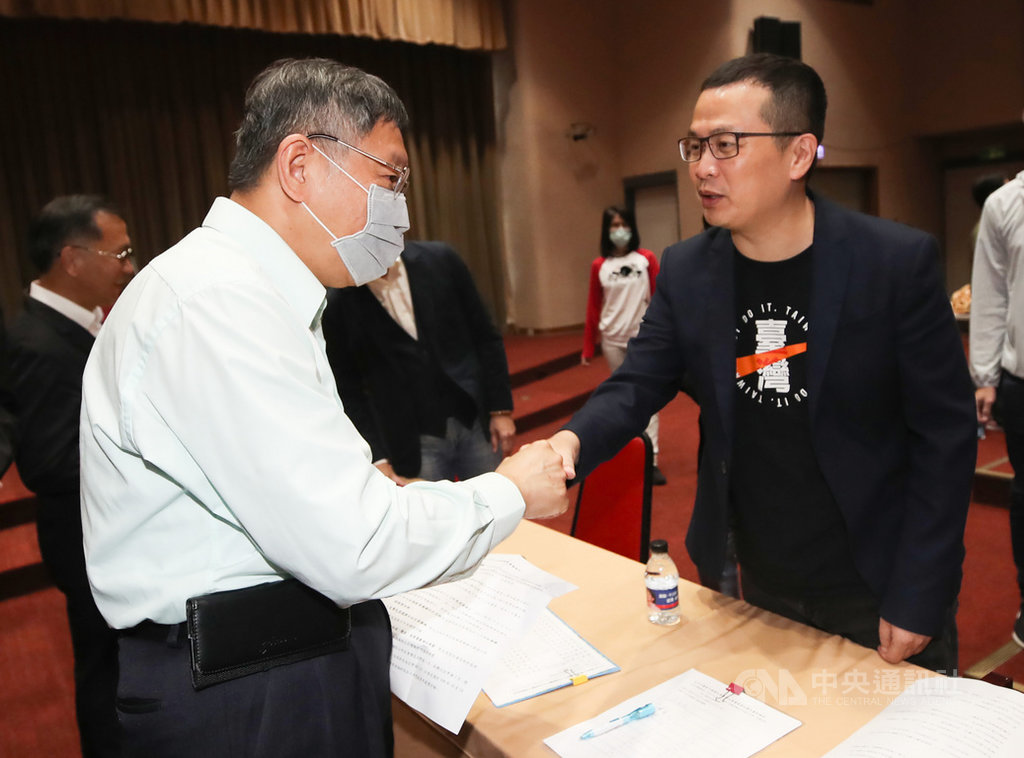 台北市長柯文哲(前左)14日到市議會國民黨團報告,會前與國民黨台北市議員羅智強(前右)等人握手致意。中央社記者張新偉攝 109年10月14日