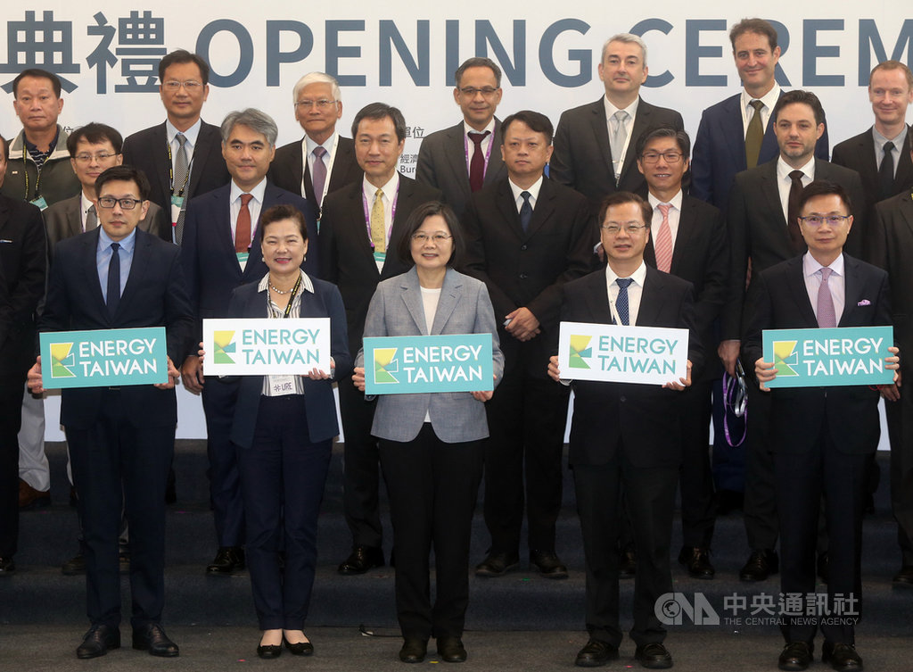 2020台灣國際智慧能源週14日在台北南港展覽館舉行,總統蔡英文(前中)出席,與國際半導體產業協會全球行銷長暨台灣區總裁曹世綸(前左1)、經濟部長王美花(前左2)、行政院政務委員龔明鑫(前右2)、外貿協會董事長黃志芳(前右1)共同主持開幕典禮。中央社記者鄭傑文攝 109年10月14日