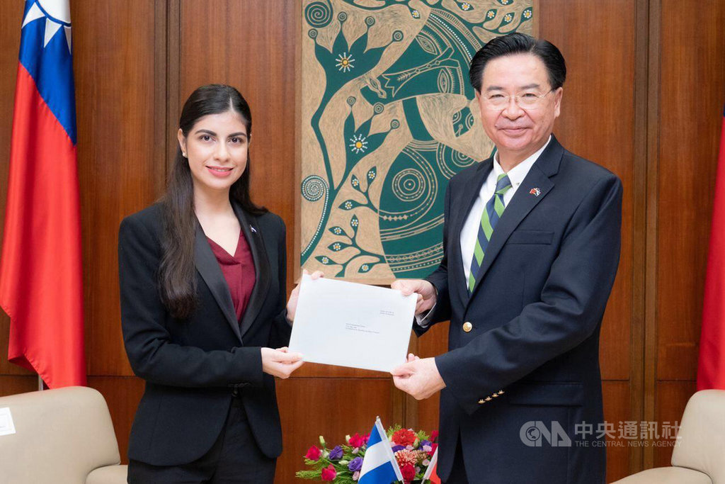 尼加拉瓜新任駐台大使李蜜娜(左)14日向外交部長吳釗燮(右)呈遞到任國書副本。李蜜娜曾為台灣獎學金生,並曾任尼加拉瓜常駐聯合國日內瓦分部代表團參事。(外交部提供)中央社記者陳韻聿傳真 109年10月14日